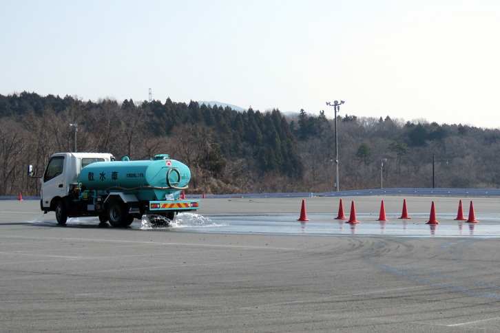 定常円旋回のエリアに水をまく散水車。次回はぜひ、ドリフトしながら水をまいていただきたい。