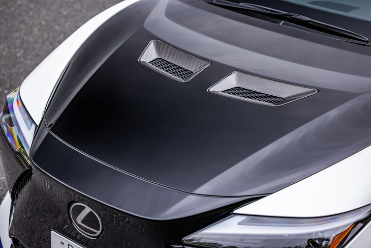 エクステリアカラーは光と影が織りなす静寂の銀世界に着想を得たという「HAKUGIN（白銀）」とブラックの組み合わせに、ブルーのアクセントを追加。通気口が2つ設けられたフロントボンネットを、レクサスは「カーボンフードバルジ」と呼んでいる。