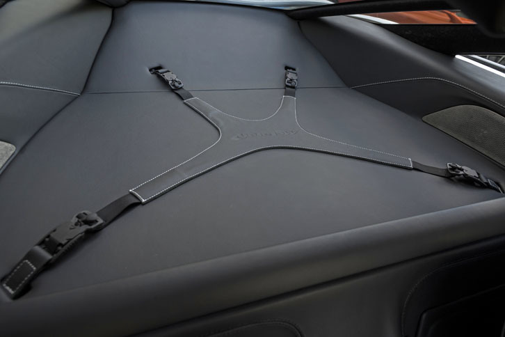 コックピットの背後にも簡易的なラゲッジスペースが用意される。容量は210リッター。