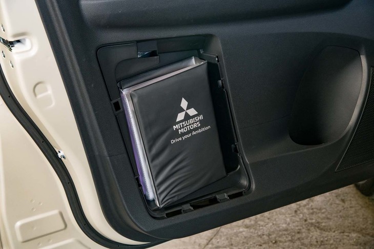 めったに使用しない車検証ケースはドアパネルの専用ポケットに収納できる。もちろんふたが付いている。