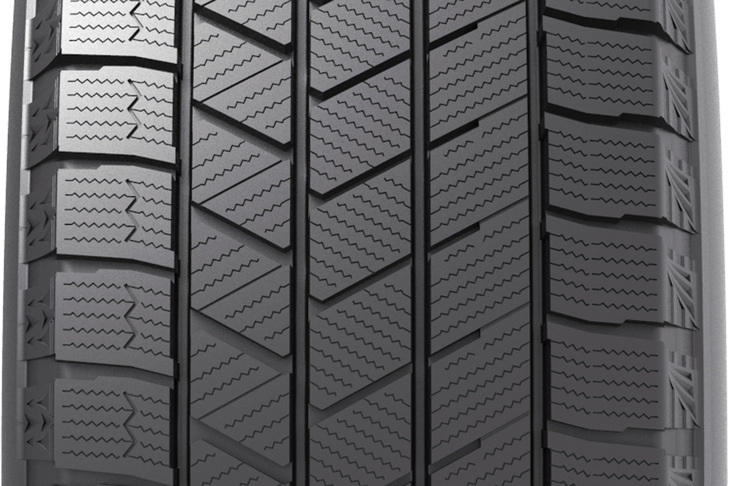 各ブロックに刻まれたサイプ（細かな溝）に注目。サイプの一部を貫通させないことで余計な水が溝に流れ込むのを防ぎ、接地性の向上を図っているのだ