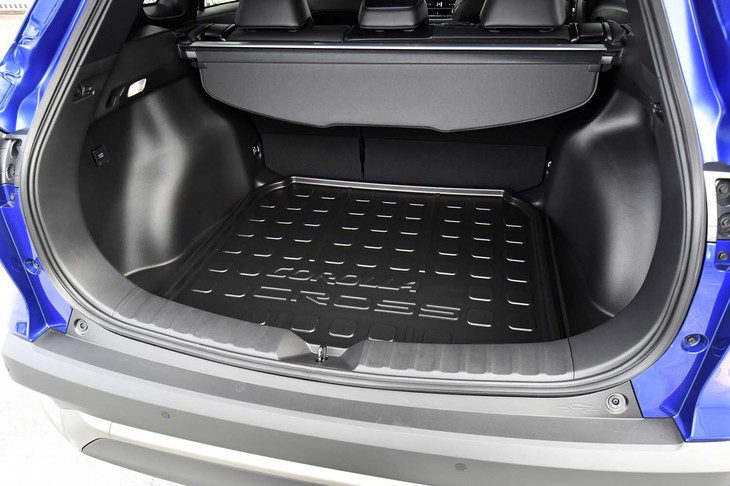 荷室の容量は5人乗車時で487リッター。ハイブリッド車に限り、左側の側壁に非常時給電システム付きのアクセサリーコンセントが追加できる。写真中央に見えるトレー（樹脂製マット）は、1万5400円の販売店オプション。