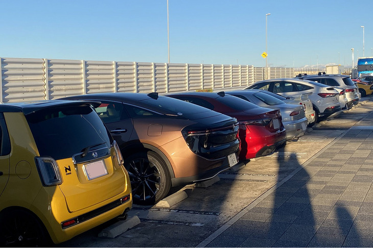 この日は日曜日のせいか、辰巳PAに到着するとカーマニアたちがたくさん集まっていた。駐車スペースにはアルファ・ロメオの「ジュリア」や「156」、「スカイラインGT-R」の姿も。オッサンのなかのオッサンカー「クラウン クロスオーバー」もその車列に加わった。