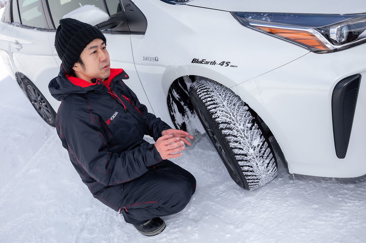 「雪に強いオールシーズンタイヤを目指し、スノー性能に妥協せず開発したのが『ブルーアース4S AW21』です」と語る横浜ゴムの小松星斗氏。非降雪地域のユーザーはもちろん、降雪地域のユーザーにも夏用タイヤの代わりに履いてもらいたいという。