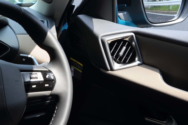 サイドのエアコン吹き出し口はドアパネル側に設けられている。キャビンを実際よりも広く見せる効果があるという。