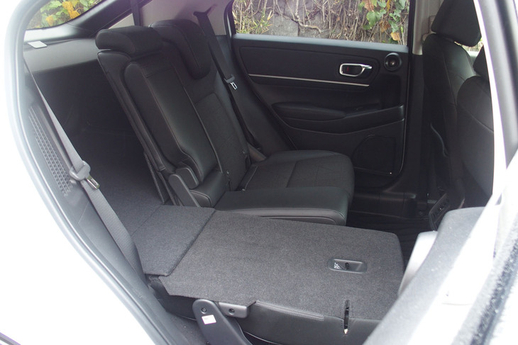 ホンダ・ヴェゼルe：HEV Z（リアシート）