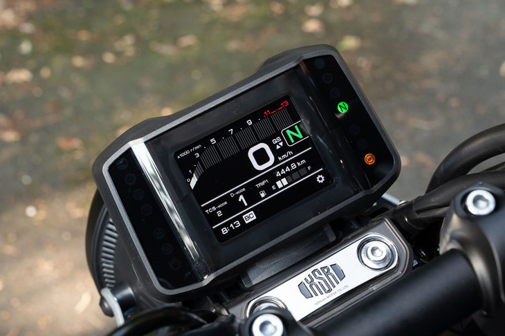 速度計をはじめとする各種計器類に加え、電子制御システムの操作インターフェイスとしての機能も備えた3.5インチフルカラーTFTメーター。バータイプのタコメーターは、エンジンの回転数に応じて色が変化する。