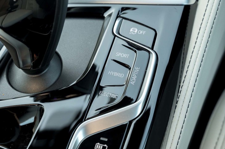 ドライブモードは「スポーツ」「ハイブリッド」「エレクトリック」「アダプティブ」の全4種類。