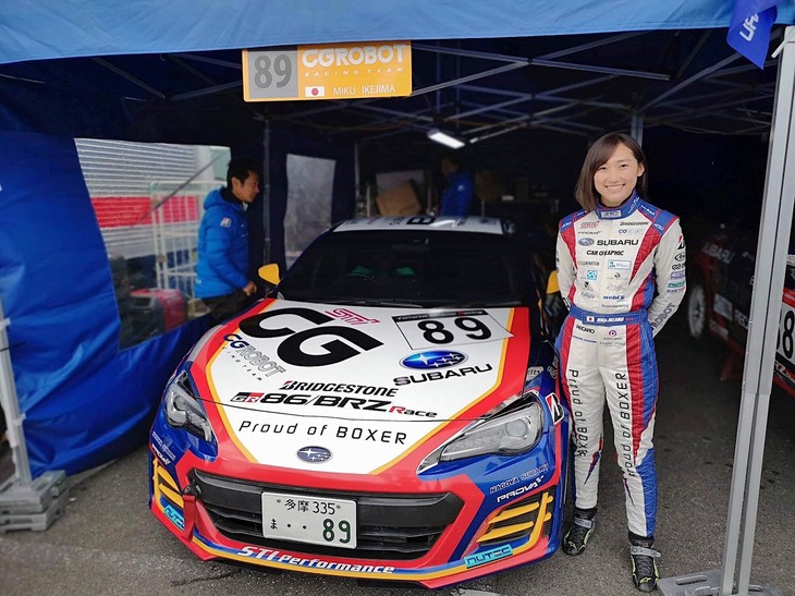 今回は惜しくもポイントゲットすることができませんでしたが、予選は今までで一番いい順位につけることができ、決勝順位も昨年のベストリザルトを開幕戦でクリアすることができました。良かったところはさらに伸ばし、決勝で前の集団から離されてしまったことなど、ロング走行の課題については次戦富士大会までに少しでも改善していけるよう努力したいと思います。次戦の富士大会は4月20日～21日に開催されます。初の1大会2レース開催となり、富士大会は毎年100台を超えるエントリーとなるなど台数が多く盛り上がるので、現地に応援に来ていただけたらうれしいです！