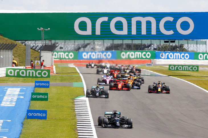 スタートでトップを守ったハミルトン（写真先頭）に、チームメイトのバルテリ・ボッタス（同後ろ）が続く。レースは残り3周の時点まで、メルセデスが盤石の1-2フォーメーションを築いていたのだが……。（Photo=Mercedes）