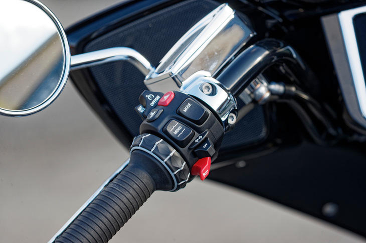 モニター画面やライディングモードセレクター、クルーズコントロールなどのコントローラーが備えられた左のスイッチボックス。日本仕様の「R18B／R18TC」にはACCが標準装備される。