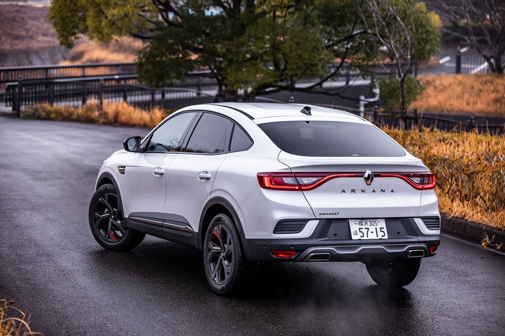 なだらかに傾斜したルーフラインが目を引く、ルノー初のクーペスタイルSUV「アルカナ」。全長×全幅×全高＝4570×1820×1580mmのボディーサイズや、2720mmのホイールベースは「E-TECHハイブリッド」と「マイルドハイブリッド」で共通するが、車重は後者のほうが90kg軽い1380kgとなる。