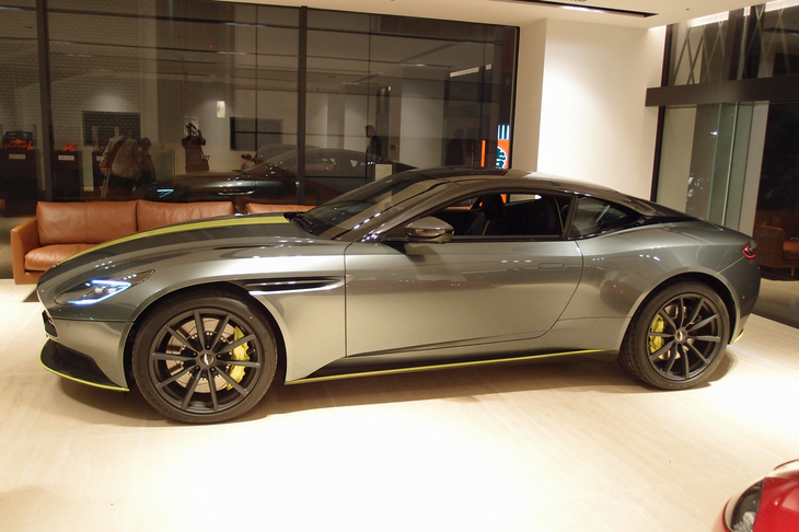 鍛造アルミホイールのサイズは20インチ。スポークの間から鮮やかな色彩のブレーキキャリパーが顔をのぞかせる。