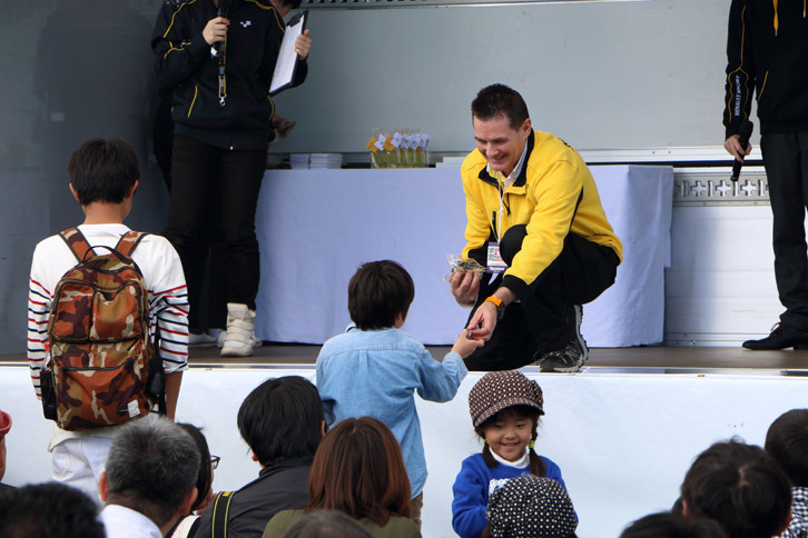 ジャンケン大会で見事勝ち抜いたファンに、カルカさんから直接、賞品をプレゼント。