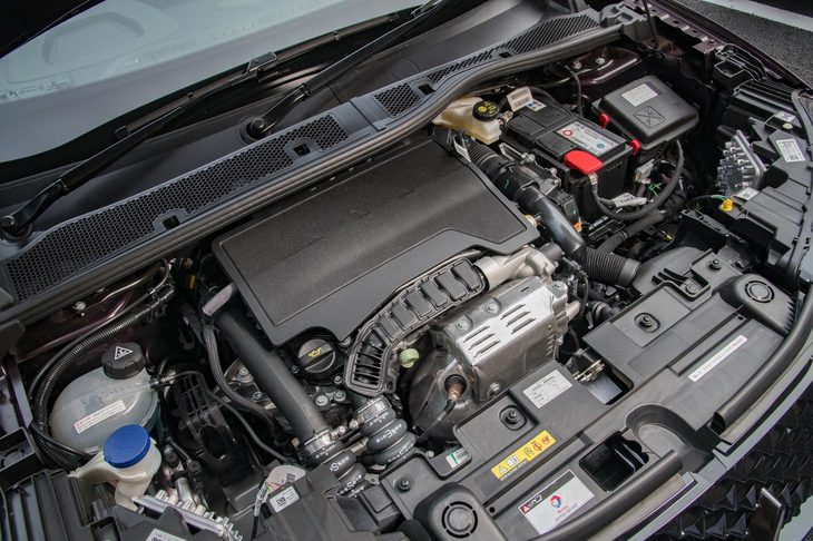 日本仕様のパワーユニットは、最高出力130ps、最大トルク230Nmを発生する1.2リッター直3ターボエンジンのみ。アイシン・エィ・ダブリュ製の8段ATと組み合わされる。