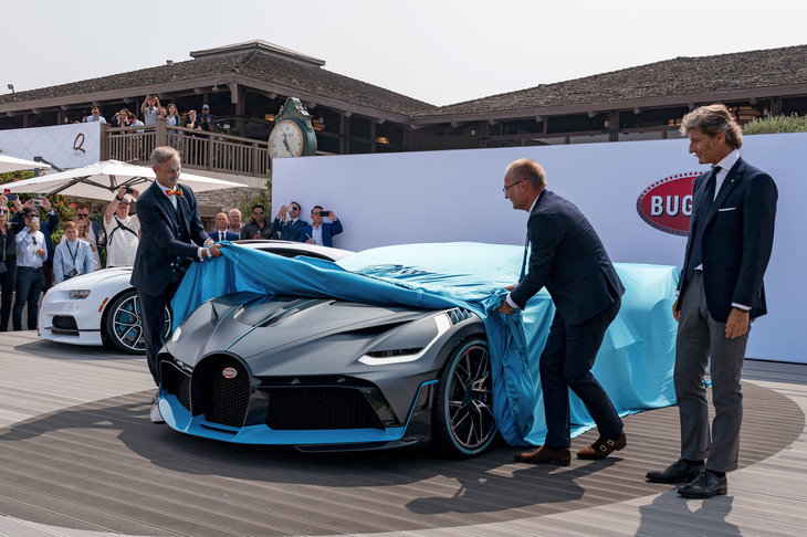 ステファン・ヴィンケルマンCEOの合図とともに、アンベールされる「ブガッティ・ディーヴォ」。