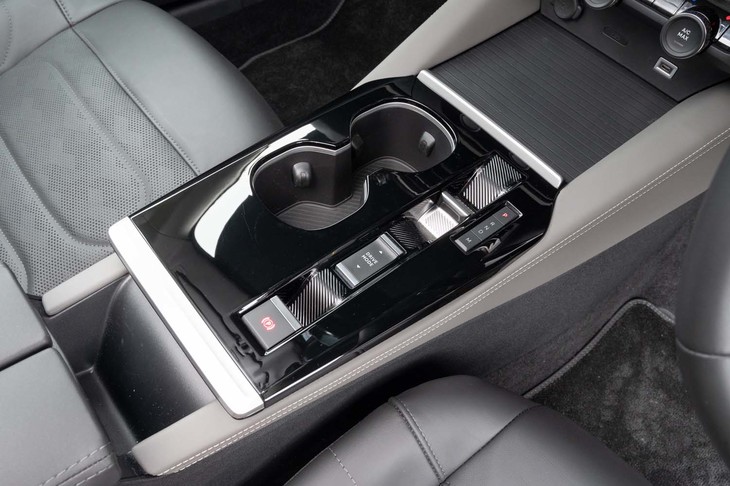 シフトセレクターは前後に倒して操作するトグルスイッチ式。ドライブモードは「エコ」「ノーマル」「スポーツ」の全3種類。