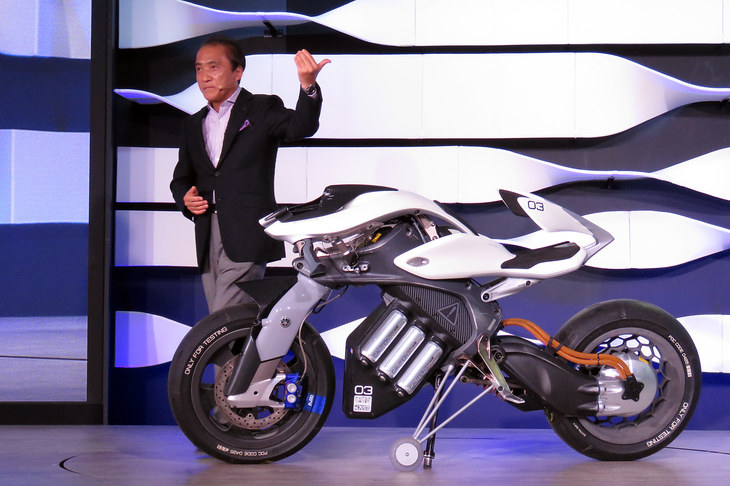 ヤマハ柳 弘之社長（当時）の「Stand up」という声を聞いて自立し、手招きするしぐさに応じて自走するパフォーマンスを見せたコンセプトカー「MOTOROiD（モトロイド）」。「何のための技術なの？」という素朴な疑問はさておいて、とにかく感動した。ロボットみたいにカッコいいのに、イヌのようにかわいらしいのだ。