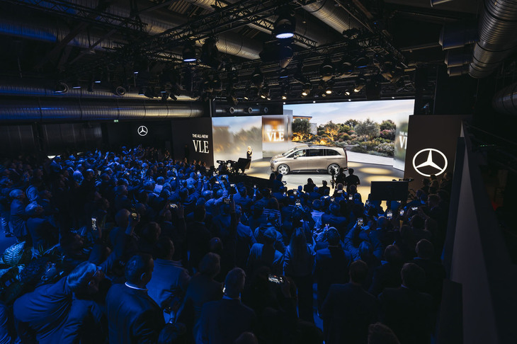 2026年3月10日にドイツで行われた「メルセデス・ベンツVLE」発表イベントの様子。会場は多くの報道関係者でにぎわった。
