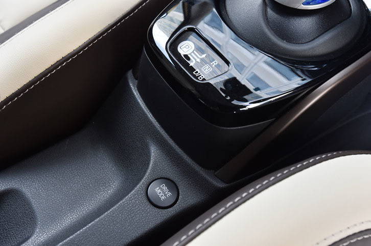 「ノートe-POWER」の前席シート間（写真の中央下部）には、走行モード（ノーマル／S／ECO）の切り替えスイッチが備わる。