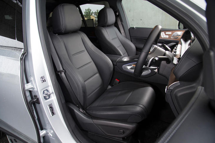 背もたれの中央部にナッパレザーがおごられる本革シート。シートカラーは写真のブラックのほか、ブラックとホワイトのコンビも用意される。