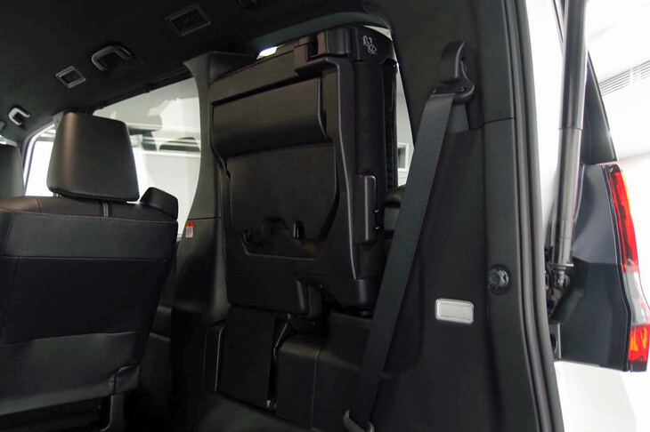 トヨタ・ノアS-Z＜7人乗り／ハイブリッド車＞（はね上げ収納後の3列目シート）