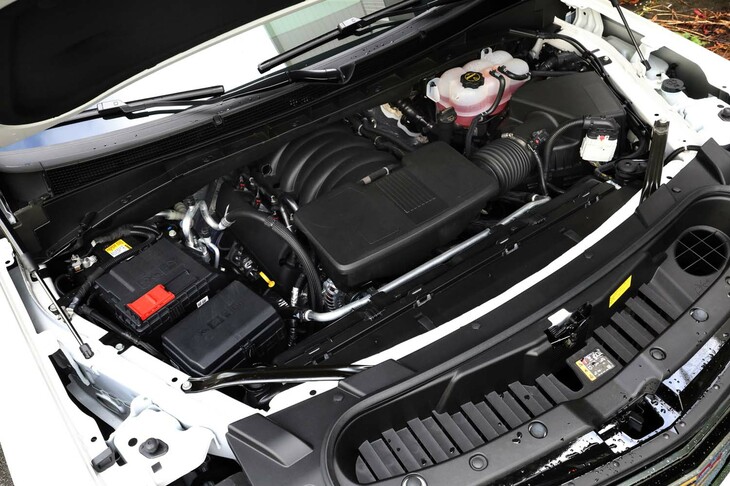 エンジンはゼネラルモーターズ伝統の6.2リッターV8 OHV。416PSの最高出力と624N・mの最大トルクを発生する。