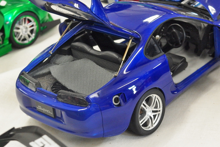 フル開閉にこだわった作品をもうひとつ。タミヤ製1/24「トヨタ・スープラ」のフューエルリッドを、コックピットからワイヤー作動で開閉可能としている。