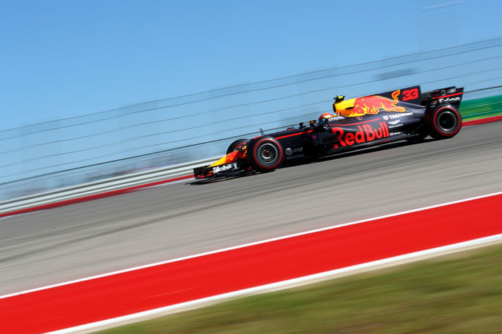 この週末、レッドブルとの契約を2020年まで延長したことを発表したフェルスタッペン（写真）。予選ではミスもあり6番手タイム、パワーユニットの交換ペナルティーで16番手グリッドと下位からのスタートとなったが、スタートで12番手、そしてあっという間にポイント圏内まで挽回。レース終盤にはフレッシュタイヤで追い上げ、ファイナルラップでは劇的なオーバーテイクを披露し3位表彰台を決めたかに思われたが、ライコネンを抜く際のライン取りでコースをはみ出しアドバンテージを得たということでリザルトに5秒加算され、4位に脱落した。レース後、ペナルティーに関して「ばかげている」と怒りをぶちまけていた。（Photo=Red Bull Racing）