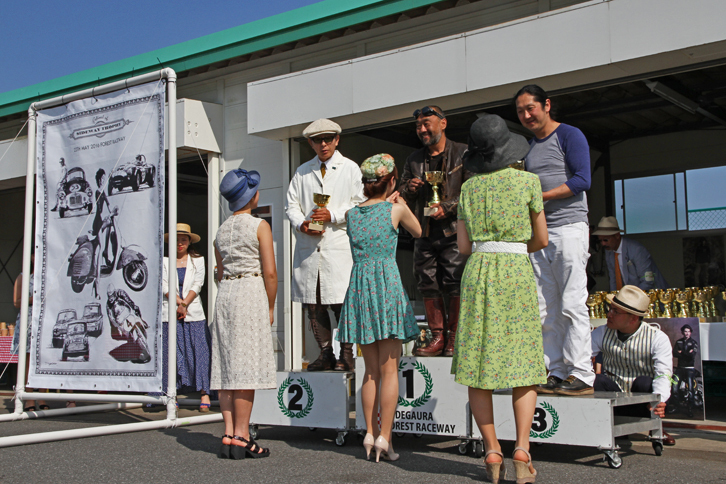 全レース終了後に行われた本表彰。上位入賞者にカップが贈られた。