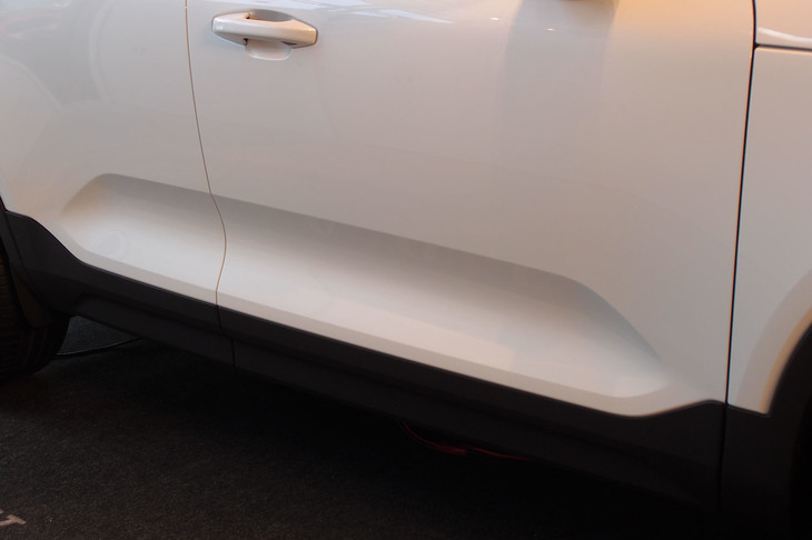 ドアの下部には、特徴的な凹面のデザイン処理が施される。