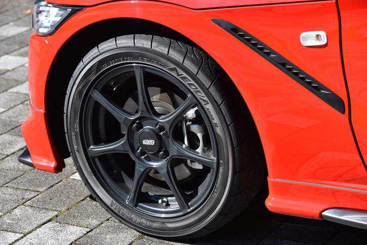 バネ下重量軽減のために採用された、BBS製の鍛造アルミホイール。タイヤにはベース車と同じく「ヨコハマ・アドバン ネオバAD08R」が組み合わされる。