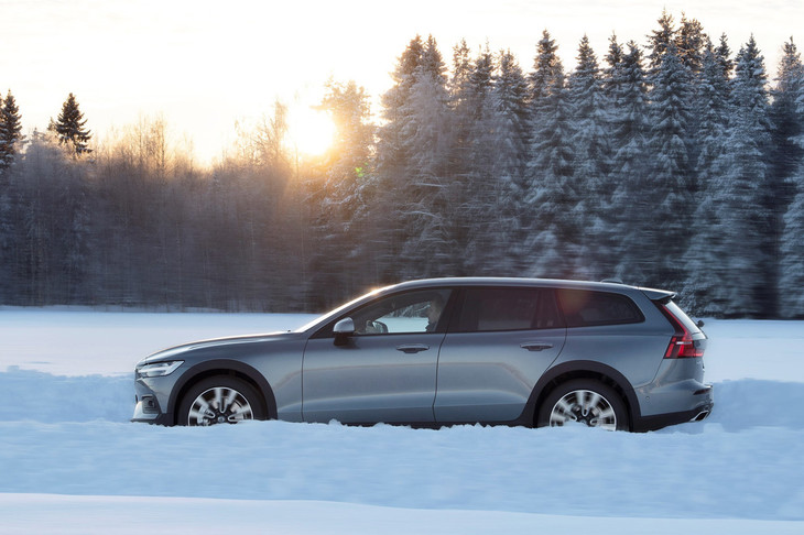 トラクションコントロールの介入や4WDの駆動力配分が優れているのか、滑りやすい環境でも「V60クロスカントリー」の挙動は終始安定していた。