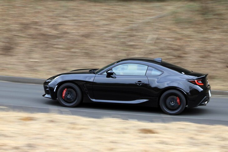 「GR86」は従来モデルから車両骨格を受け継いでいるものの、インナーフレーム構造や構造用接着剤などの採用によってボディー剛性を強化。上屋へのアルミ材の採用による低重心化、排気量のアップなどでパフォーマンスの向上を図っている。