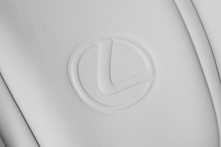 レクサスLM500h“バージョンL”（2列目シート）