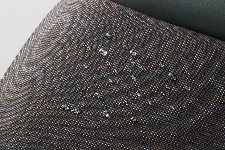 はっ水・はつ油機能のあるシート表皮素材「FABTECT（ファブテクト）」を全車に採用。「e：HEV X HuNTパッケージ」では、カーキ＆ネイビーを用いた同モデルの専用カラーでコーディネートされている。