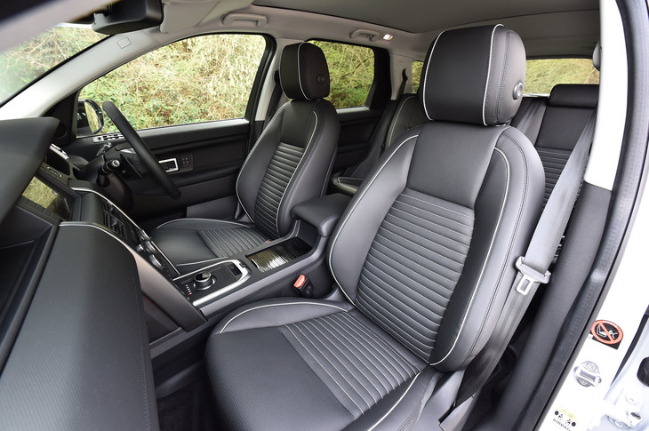 オプションを選択した試乗車のシートは、パーフォレイテッドウィンザーレザー仕立て。さらに、シーラスステッチ＆パイピングが施される。前席（写真）には12ウェイの電動調節機構やシートヒーターも装備。