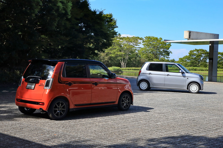 「ホンダN-ONE RS（無限用品装着車）」（左）と「N-ONEオリジナル（ホンダアクセス用品装着車）」（右）。
