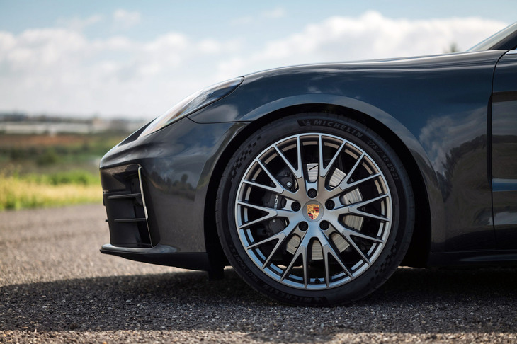ベースグレード「パナメーラ」の標準タイヤサイズは、前が265/45ZR19、後ろが295/40ZR19だが、試乗車はオプションで用意される21インチサイズのタイヤ＆ホイールセットを装着。タイヤは「ミシュラン・パイロットスポーツS5」だった。