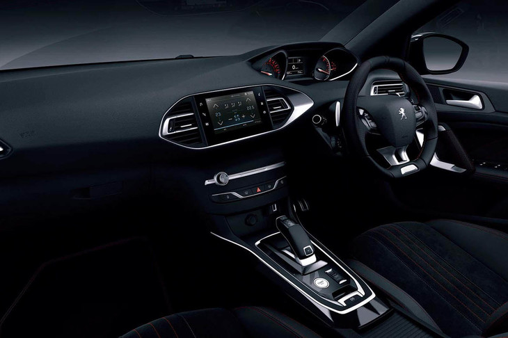 8段AT＋シフトパドルを採用する「308」シリーズのインテリア。