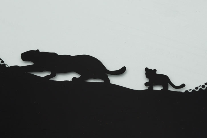 遊び心も十分。ウインドシールドの下端にはジャガーの親子がプリントされている。