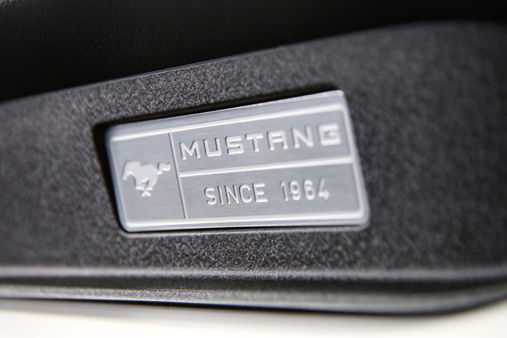 マスタングの歴史を物語る「MUSTANG SINCE 1964」と書かれたプレート。