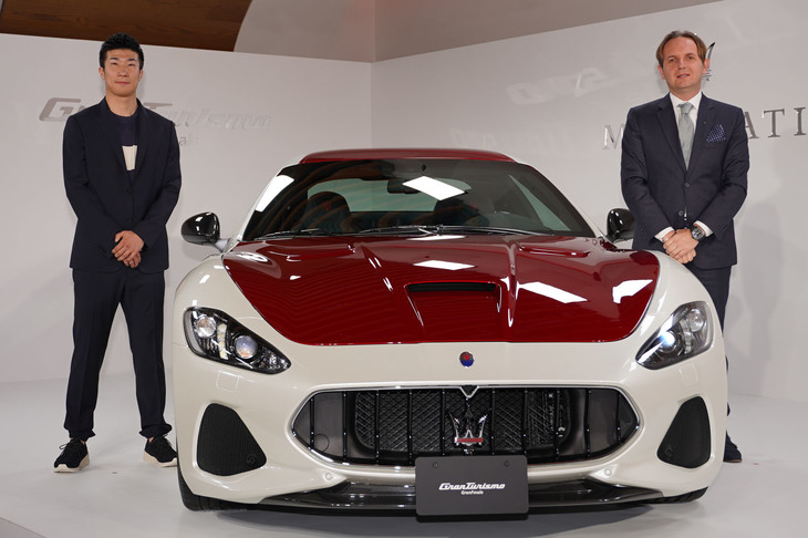 桐生祥秀選手（写真左）とマセラティ アジアパシフィックのルカ・デルフィノ氏（同右）。