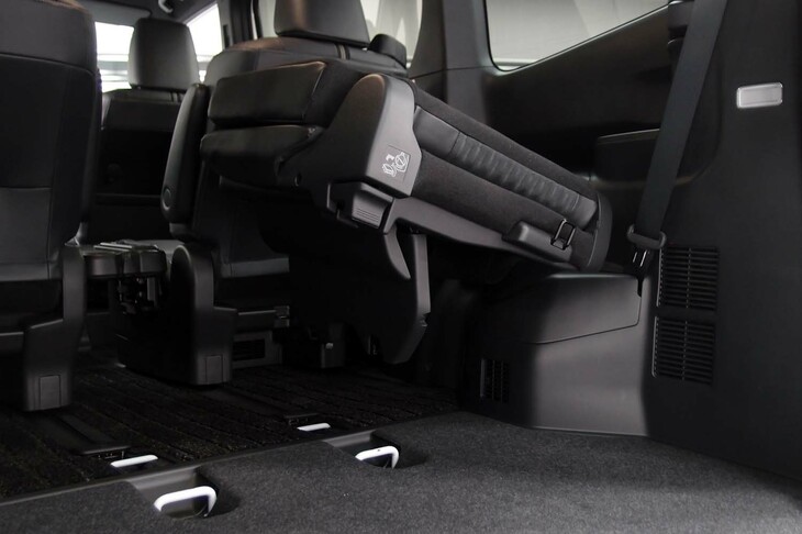 トヨタ・ノアS-Z＜7人乗り／ハイブリッド車＞（3列目シート跳ね上げ・復帰の中間ポジション）