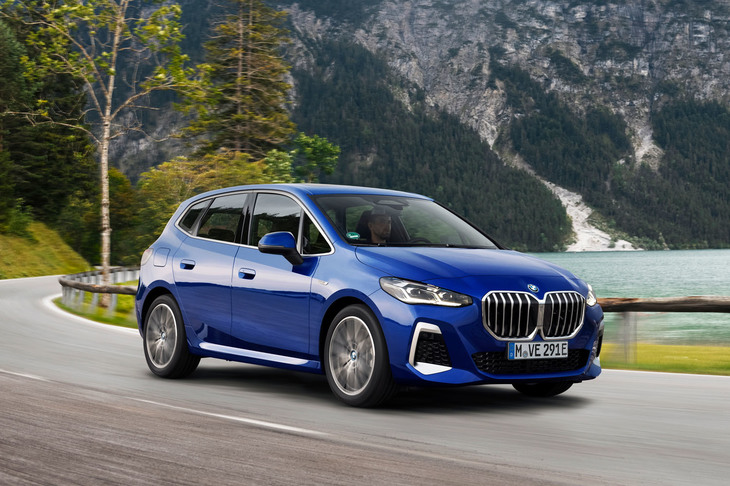 「2シリーズ アクティブツアラー」の新型も登場。BMWのトレンドに沿ってグリルが巨大化している。