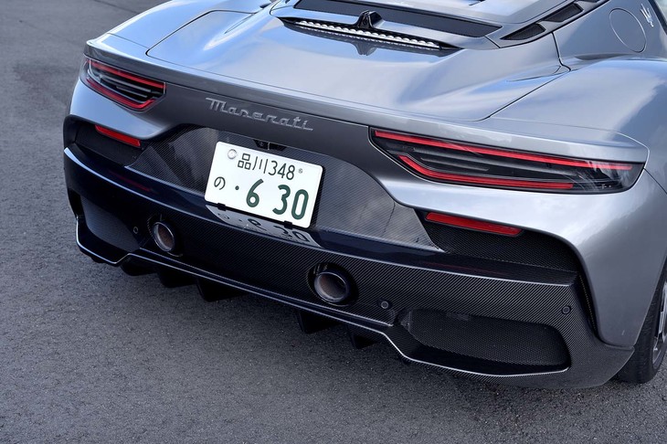 リアは、「グラントゥーリズモ」や「レヴァンテ」などのものに似たランプを採用。マフラーエンドはやや高めの位置にレイアウトされている。