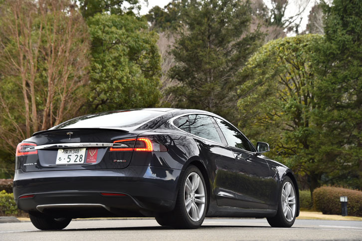 テスラを代表するEV「モデルS」。日本では2011年5月に予約受付が開始され、2014年9月にデリバリーが始まった。