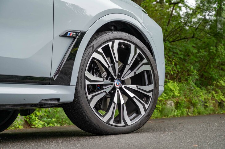 タイヤ＆ホイールは22インチがスタンダードで試乗車の23インチはオプション。電気自動車や大型SUVなどの高荷重車向けに開発されたハイロード規格の「ピレリPゼロ」を履いていた。サイズ標記に「HL」が冠される。