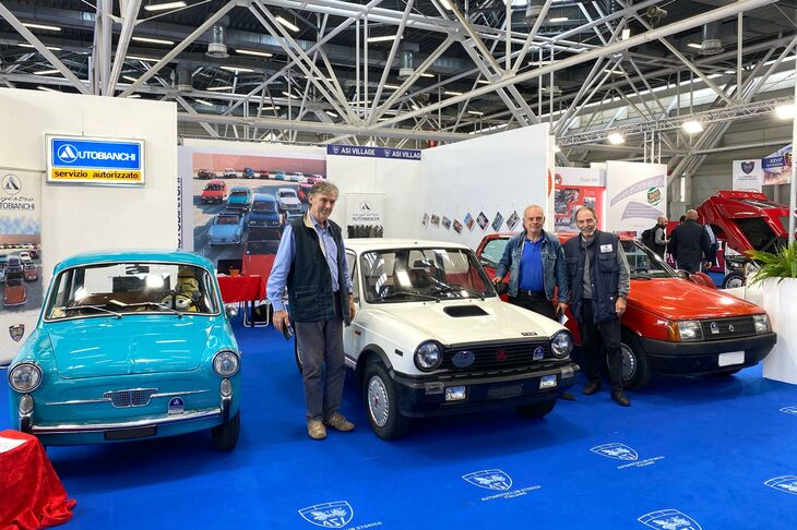 2023年10月、「アウトモト・デポカ」会場に出展したアウトビアンキ保存会のスタンド。左から「ピアンキーナ」「A112」そして「Y10」。