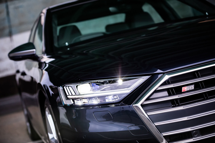 試乗車はヘッドランプの「アウディレーザーライト」とOLEDリアライトをセットにした「HDマトリクスLEDヘッドライト アウディレーザーライトパッケージ」（48万円）をオプション装備していた。